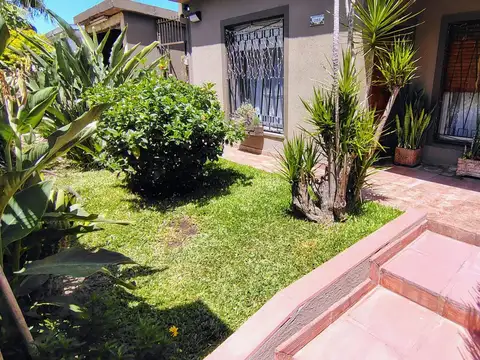Casa 4 Ambientes, quincho, pileta y Deposito 110M2