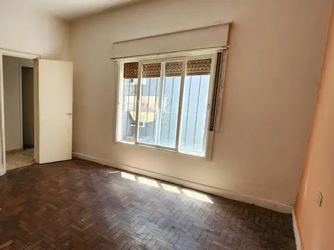 DEPARTAMENTO TIPO CASA 2 AMBIENTES CON PATIO PROPIO SEMICUBIERTO, MUY LUMINOSO Y MUY BUEN ESTADO GENERAL. SIN EXPENSAS  