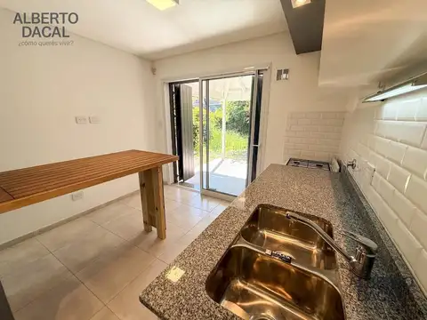 Casa en Alquiler con 1 cochera
