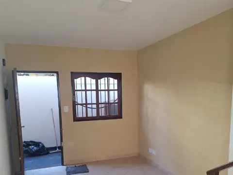 ALQUILER DUPLEX DOS AMBIENTES MAS ESCRITORIO, CON PATIO