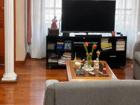 duplex 4 AMBIENTES AMPLIOS en la zona de boedo -con cochera para 2 autos - 3 baños - patio - quincho