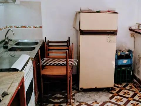 Venta de casa a reciclar con amplio fondo libre en Wilde