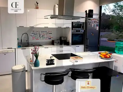 Casa en Venta con 2 cocheras