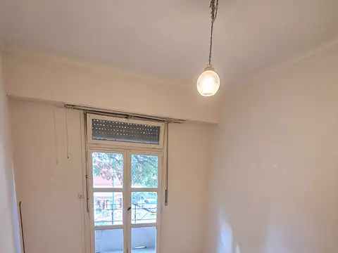 Teniente General Eustoquio Frías 100, Piso 1