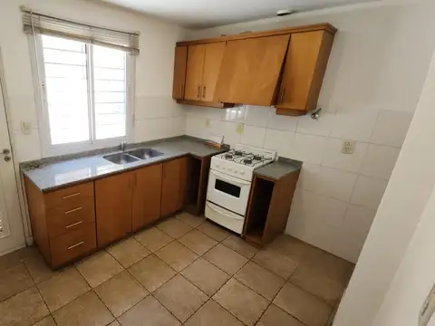 DUPLEX EN ALMIRANTE BROWN DEL BARRIO BOMBAL