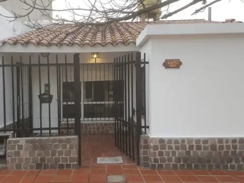 CASA EN VENTA 2 DORMITORIOS CON COCHERA -BARRIO OBSERVATORIO