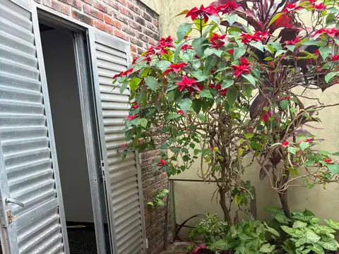 VENTA CASA BARRIO PARQUE/CENTRO SOBRE AVENIDA.-