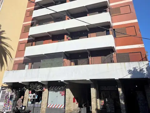 EXCELENTE OPORTUNIDAD, EN PARQUE CHACABUCO, HERMOSO DEPARTAMENTO AL FRENTE, CON BALCÓN A LA CALLE, AMPLIA COCINA, LAVADERO y COCHERA