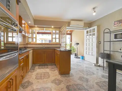 Casa 5 ambientes con 2 baños