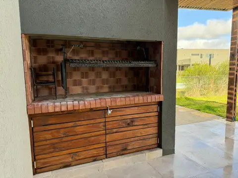 Casa en Alquiler con 4 cocheras