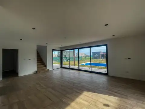 Casa 5 ambientes con 4 baños