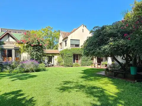 Casa en Venta con 2 cocheras