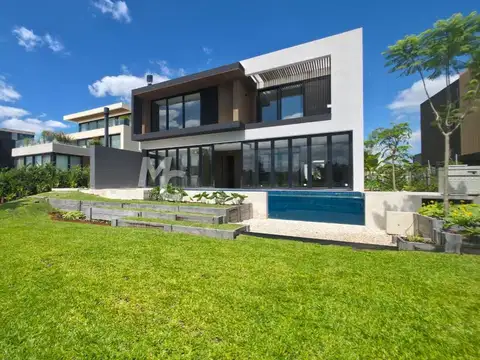 Casa a estrenar en venta en El Yacht