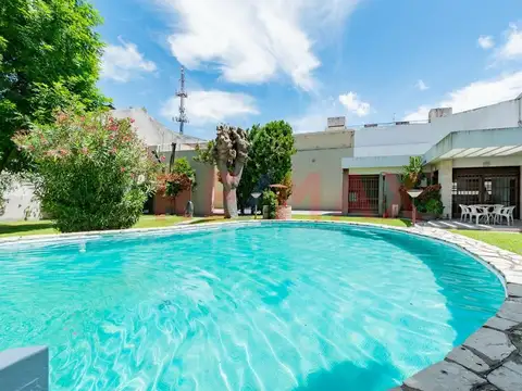 VENTA CASA  6 AMB PILETA JARDIN CANCHA DE PALETA