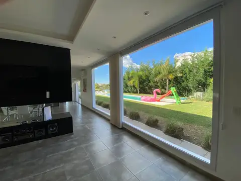 Casa 6 ambientes con 5 baños