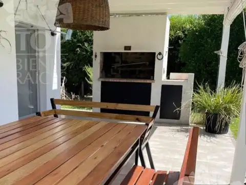 Casa en Alquiler con 2 cocheras