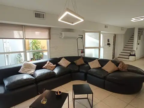 Casa en venta-Abasto 3 dormitorios y cochera.