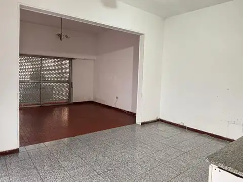 CASA DE 3 AMBIENTES CON COCHERA Y PATIO A POCAS CUADRAS DEL CENTRO DE MORON