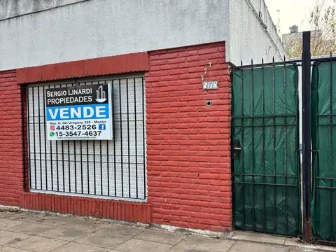CASA DE 3 AMBIENTES CON COCHERA Y PATIO A POCAS CUADRAS DEL CENTRO DE MORON