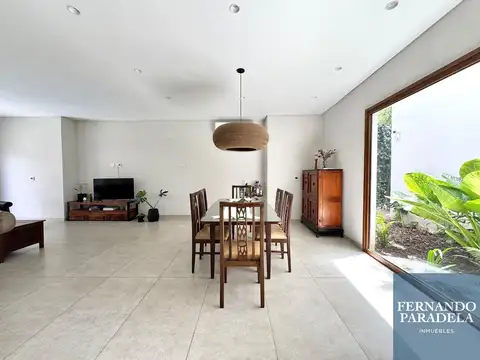 Casa en Venta con 2 cocheras