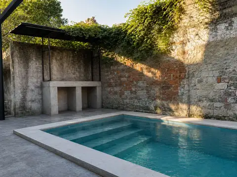 CASA CON PILETA Y COCHERA