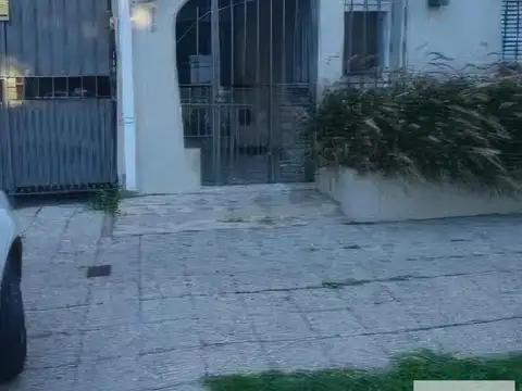 Casa en venta - 2 dormitorios 1 baño - 95mts2 - Lomas de Zamora