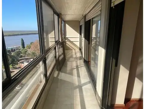 Moderno departamento en alquiler de 2 dormitorios, amplio, con dependencia, frente al Río.