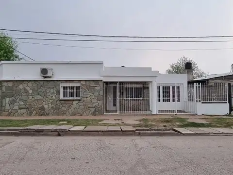 Venta casa 3 dormi sobre ruta 9 en esquina roldan