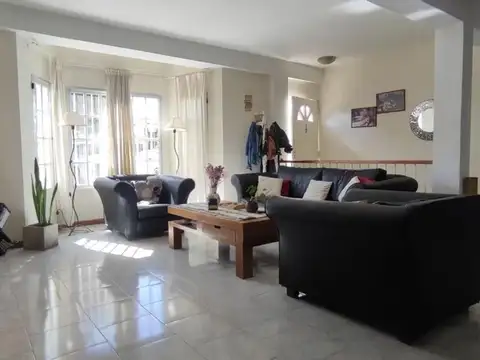 Casa en Venta con 3 cocheras