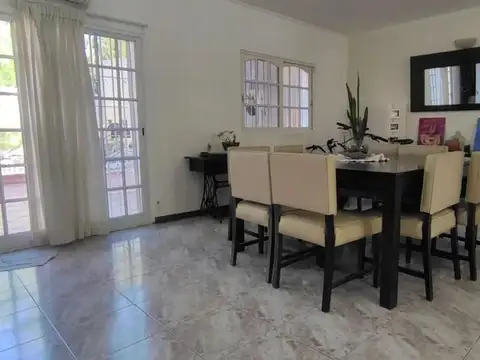 Casa 5 ambientes con 2 baños