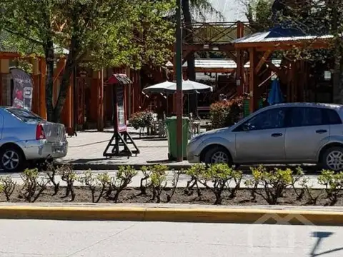Local comercial en Galería sobre Av. Arrayanes
