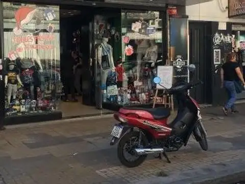 Amplio local en Caseros zona Centro