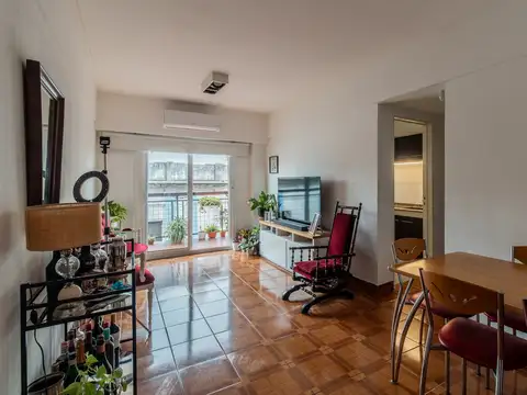 Departamento de 3 Ambientes en Venta con Balcón. Flores