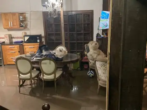 49 e/ 154 y 155 La Plata Casa con parque y pileta en venta