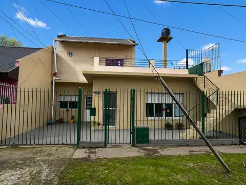 Casa 4 ambientes a la venta con departamento independiente en Ezeiza.