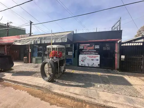 Venta de casa con cochera local pileta en Quilmes