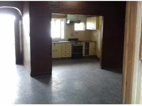 Casa 6 ambientes con 2 baños