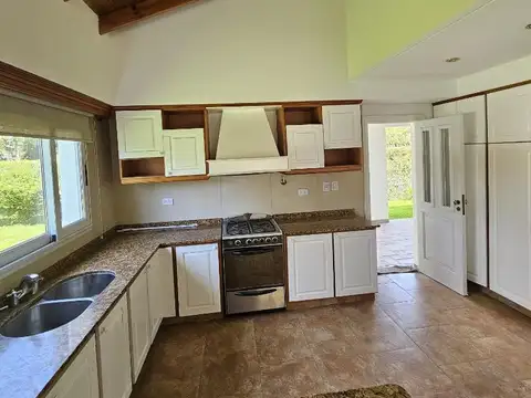 Casa 4 ambientes con 2 baños