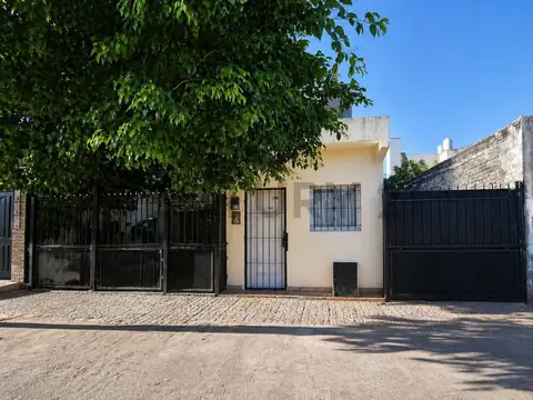 Casa en venta 3 ambientes con local y departamento en Berazategui