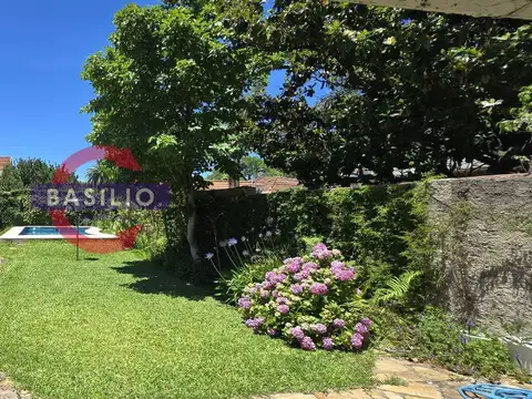 VENTA CASA 4 AMBIENTES CON JARDÍN, PILETA, QUINCHO Y COCHERA – MARTÍNEZ