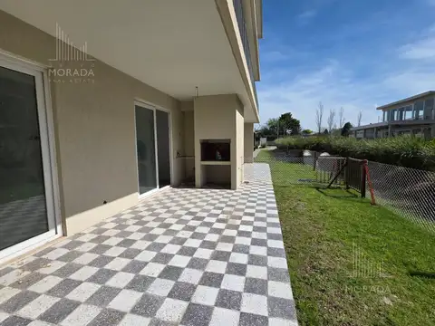 Departamento en alquiler tres ambientes con jardín en Pilar