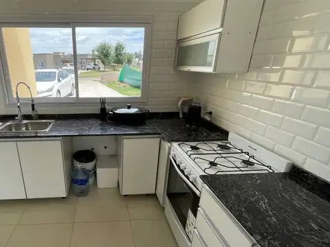 Casa 4 ambientes con 2 baños