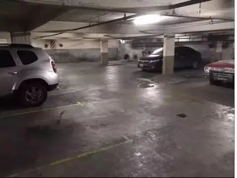 Cochera Amplia, Fija Y Cubierta En Belgrano