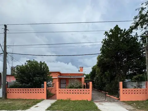 General fructuoso Rivera entre Simón del Pino y Camino de los Gauchos 100