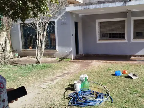 CASA DE 3 DORMITORIOS EN BARRIO COMERCIAL