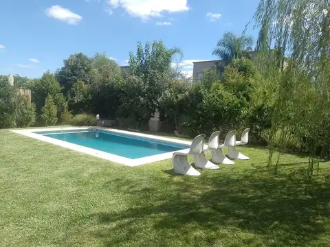 Casa en una planta con pileta - SAN EDUARDO Pilar del Este