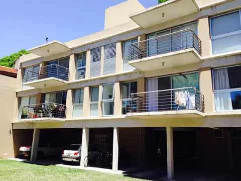 Acassuso: Moderno Departamento de 2 Amb con Cochera. Ubicado Frente a Estación. Entre Vías y Libert.
