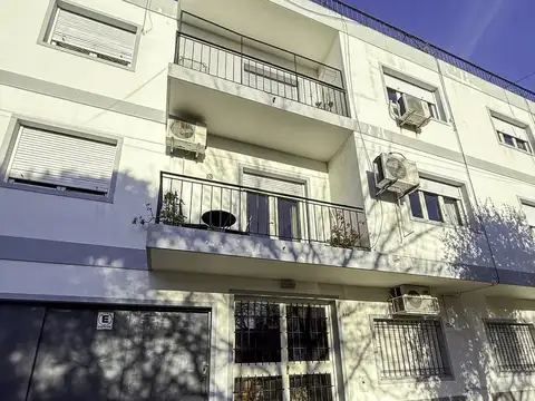 Departamento en La Plata de tres dormitorios y cochera