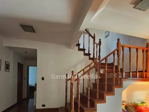 Casa en Alquiler con 2 cocheras