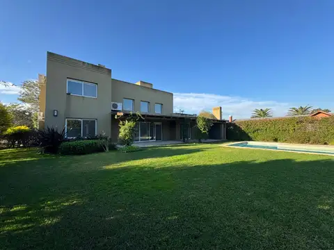 Casa 5 ambientes con 3 baños